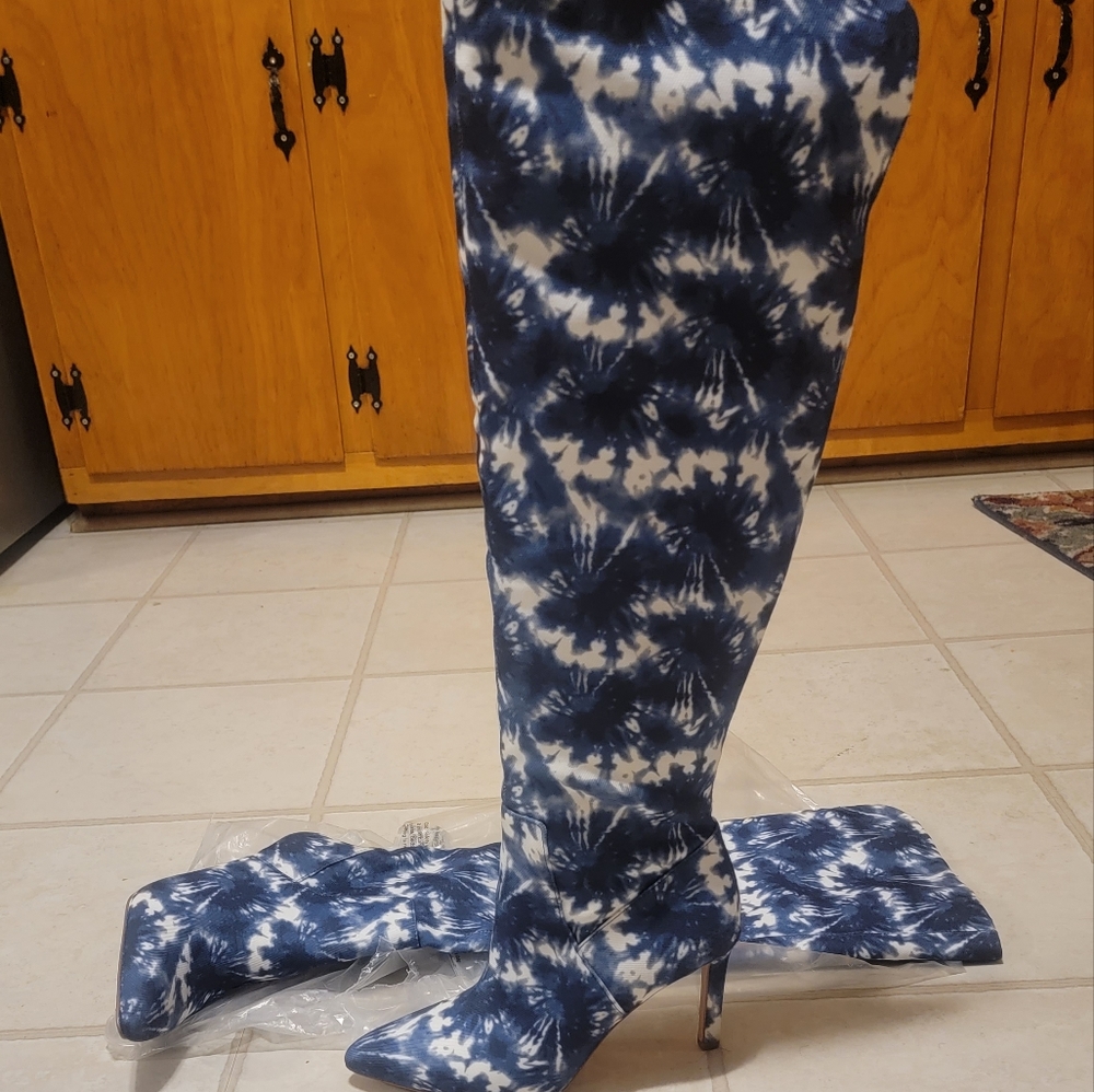 Gianni Bini Zenner Boot, Size 8, blue and white